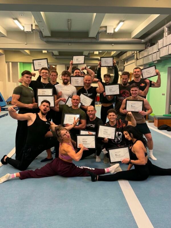 Grupa uczestników kursu na trenera kalisteniki i street workout z certyfikatami